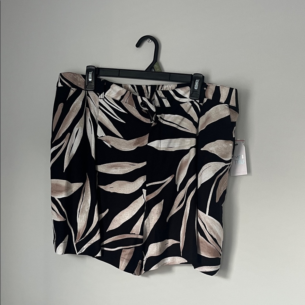 Time and Tru Black and Tan Leaf Print Women Shorts
